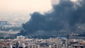 kepulan-asap-menjulang-dari-lokasi-yang-dilanda-ledakan-saat-israel-menyerang-teheran-ibu-kota-iran-1750139863386_169