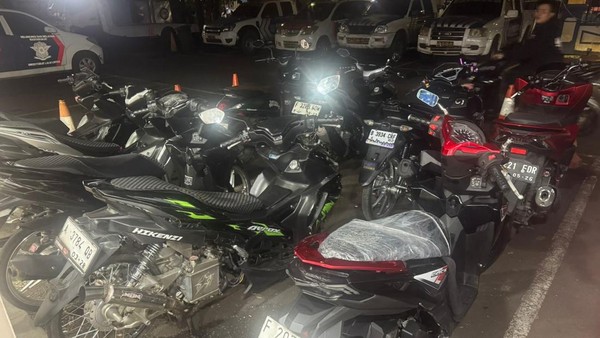 polda-metro-jaya-mengamankan-11-motor-yang-viral-berkonvoi-rusak-portal-dan-menerobos-jlnt-casablanca-1771860568365_169