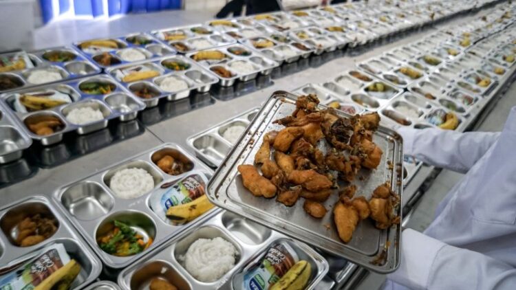 distribusi-menu-makan-bergizi-gratis-060125-yud-3-750x422