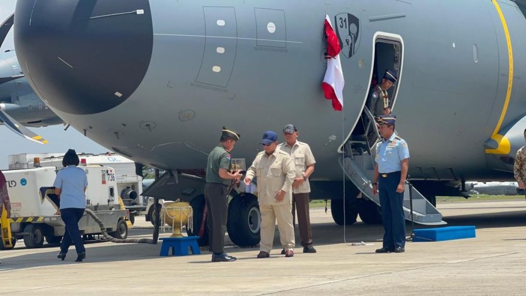 prabowo-serahkan-pesawat-baru-airbus-a400m-ke-panglima-tni-1762142924100_169