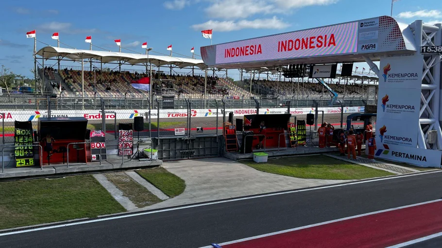 zigi-68df83482a04c-link-live-streaming-motogp-mandalika-2025-misi-penting-bagnaia_910_512