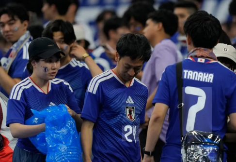 ( Aksi suporter Jepang yang kembali membersihkan area stadion setelah pertandingan melawan Belanda menjadi viral di media sosial )