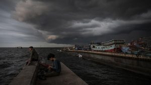 awan-mendung-kelabu-mengelayuti-pelabuhan-nizam-zachman-2_169