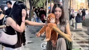 konten-pemberian-boneka-di-jalan-tunjungan-yang-viral-diduga-pelecehan-seksual-1789816715745_169