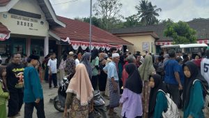 sejumlah-wali-murid-tengah-panik-melihat-anaknya-yang-diduga-keracunan-mbg-di-sdn-beber-lombok-tengah-1789110815829_169