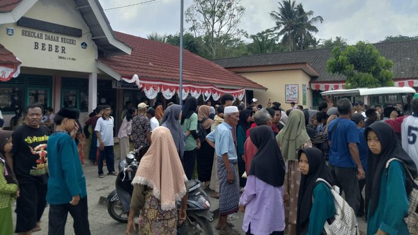 sejumlah-wali-murid-tengah-panik-melihat-anaknya-yang-diduga-keracunan-mbg-di-sdn-beber-lombok-tengah-1789110815829_169