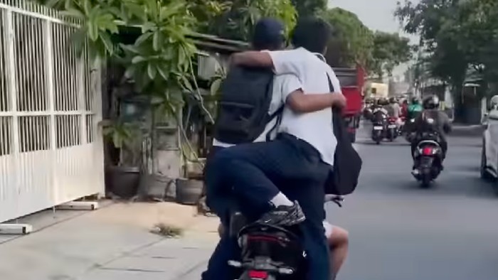 viral-aksi-4-bocah-smp-gendongan-saat-naik-motor-di-jalanan-ciputat-tangerang-selatan-1790040568936_169