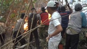 gubernur-jawa-barat-dedi-mulyadi-ikut-memadamkan-api-yang-me-vr1o
