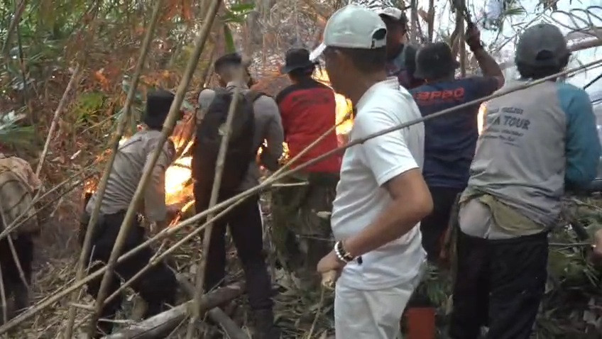 gubernur-jawa-barat-dedi-mulyadi-ikut-memadamkan-api-yang-me-vr1o