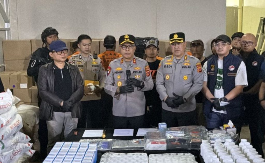 kapolda-jawa-barat-irjen-pol-hengki-saat-ungkap-pabrik-obat-ycok